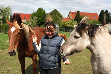 Ranch-Inhaberin mit zwei Pferden